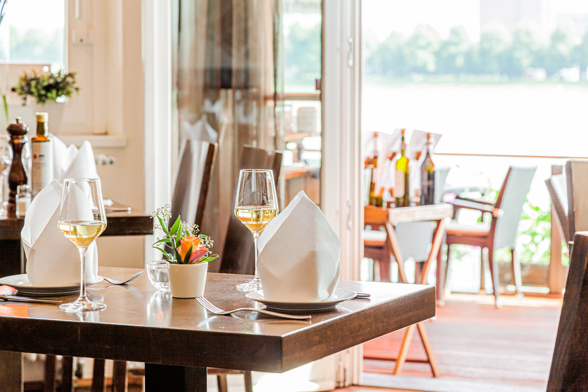 Restaurant innen mit Aussicht auf den Rhein Restaurant innen mit Aussicht auf den Rhein